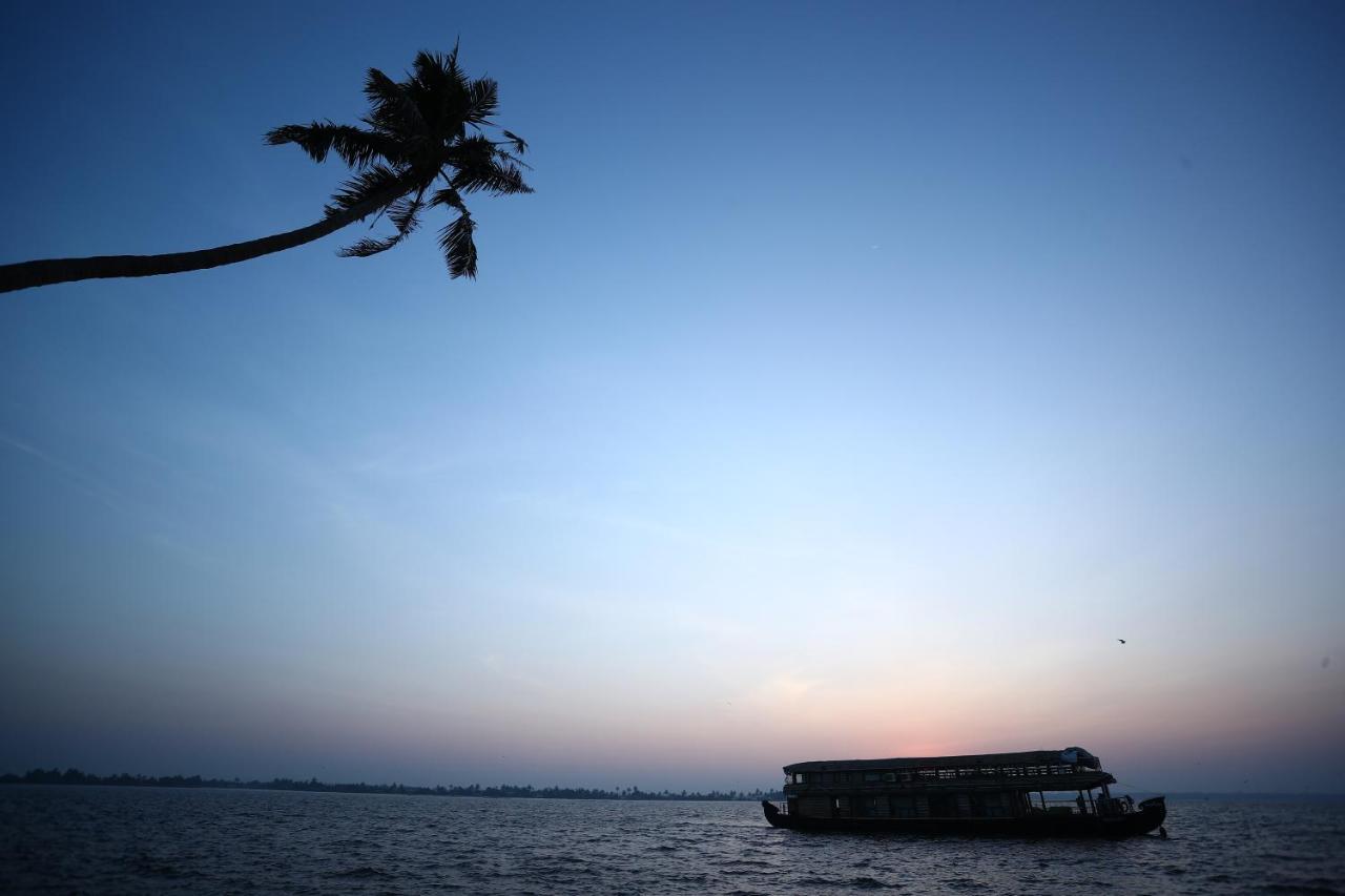 Friends Cruise, Nightstay Houseboat-VACCINATED STAFF Alappuzha Buitenkant foto