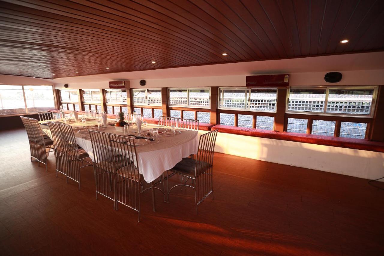 Friends Cruise, Nightstay Houseboat-VACCINATED STAFF Alappuzha Buitenkant foto