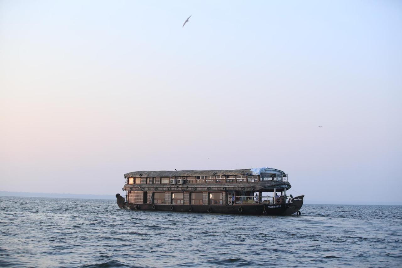 Friends Cruise, Nightstay Houseboat-VACCINATED STAFF Alappuzha Buitenkant foto