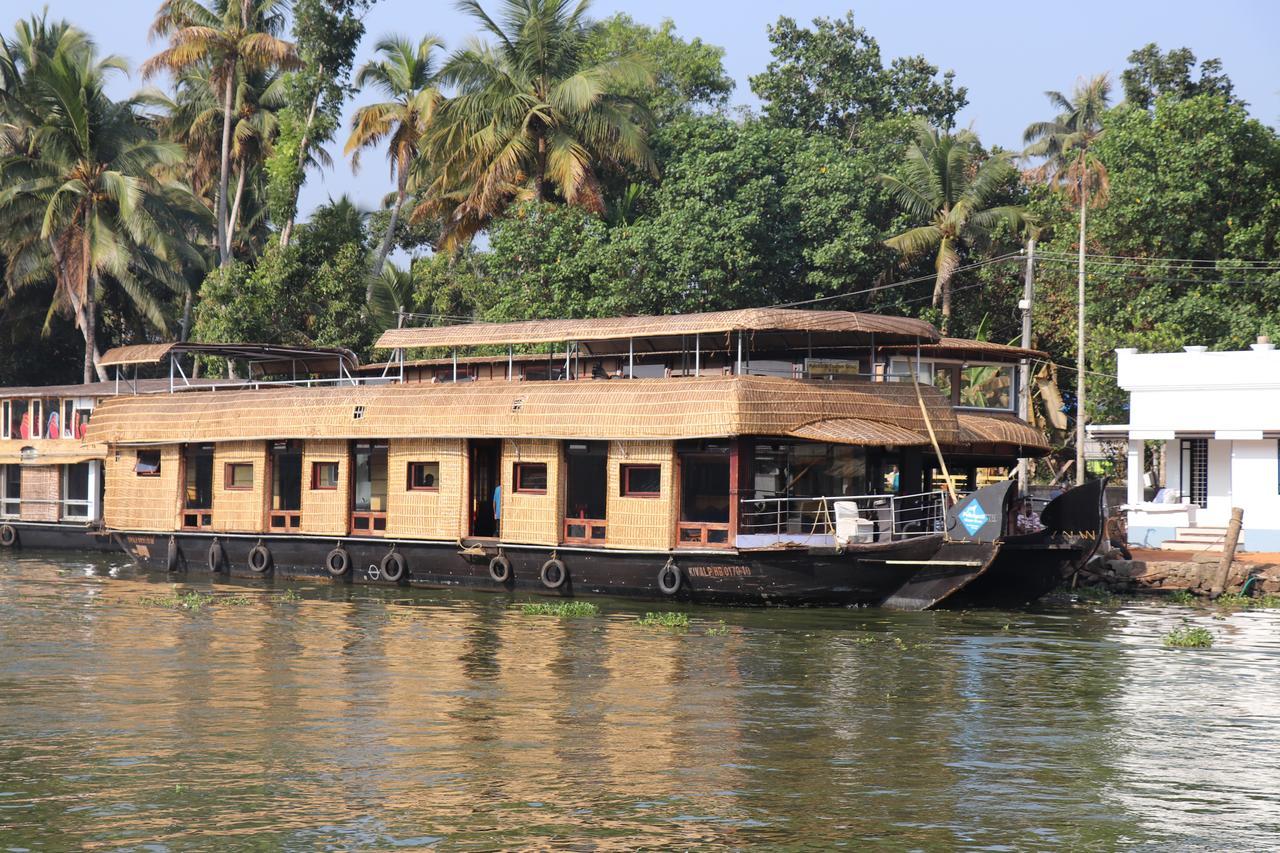 Friends Cruise, Nightstay Houseboat-VACCINATED STAFF Alappuzha Buitenkant foto
