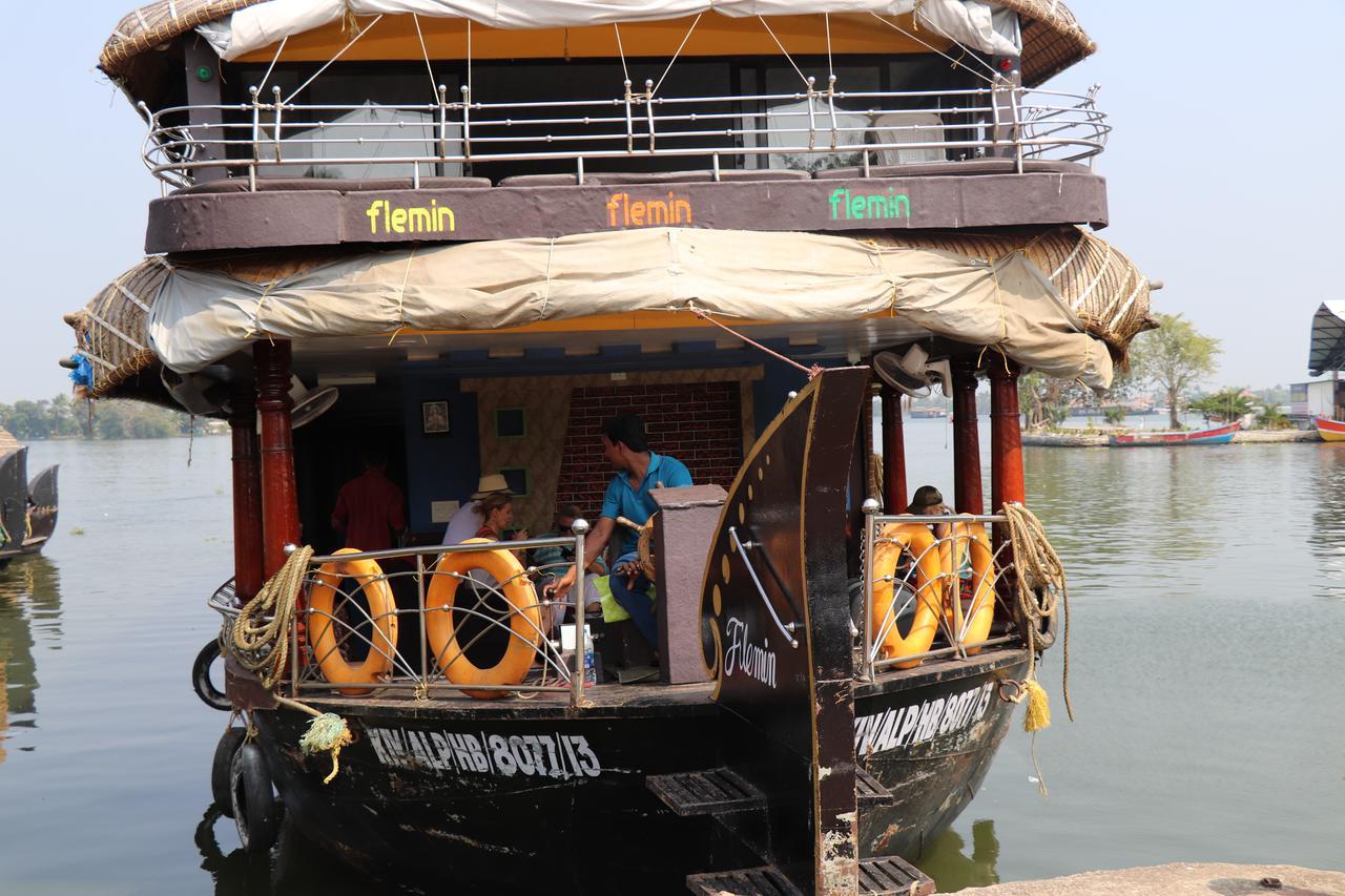 Friends Cruise, Nightstay Houseboat-VACCINATED STAFF Alappuzha Buitenkant foto