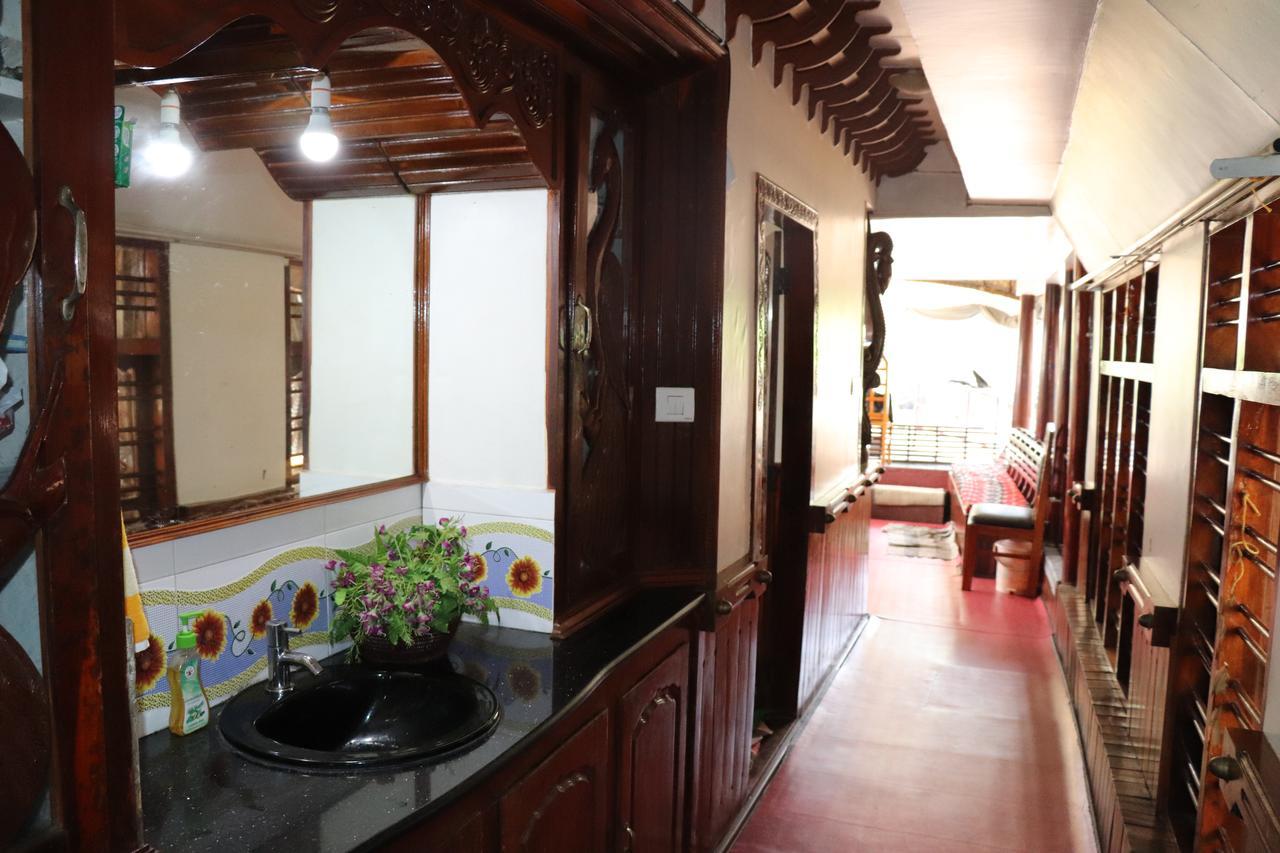 Friends Cruise, Nightstay Houseboat-VACCINATED STAFF Alappuzha Buitenkant foto