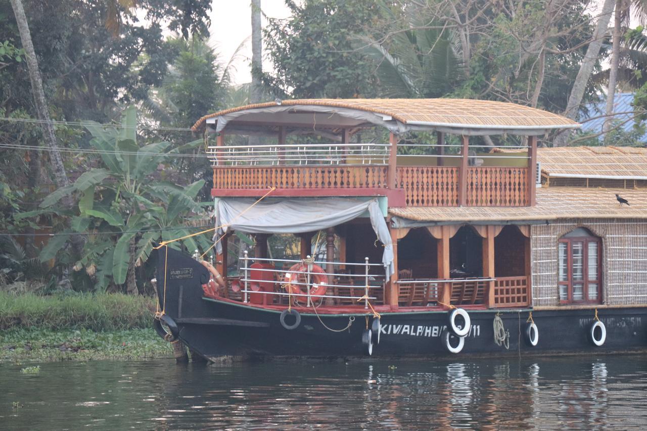Friends Cruise, Nightstay Houseboat-VACCINATED STAFF Alappuzha Buitenkant foto