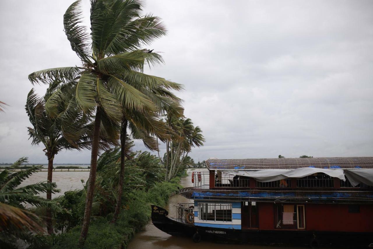 Friends Cruise, Nightstay Houseboat-VACCINATED STAFF Alappuzha Buitenkant foto